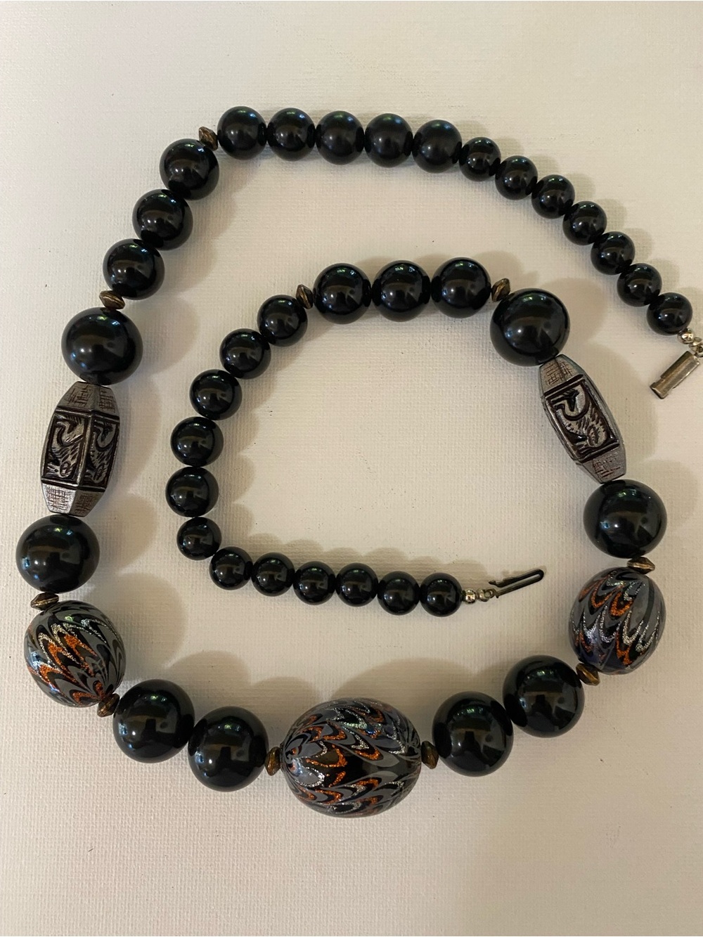 Beautiful vintage retro style, single strand statement necklace